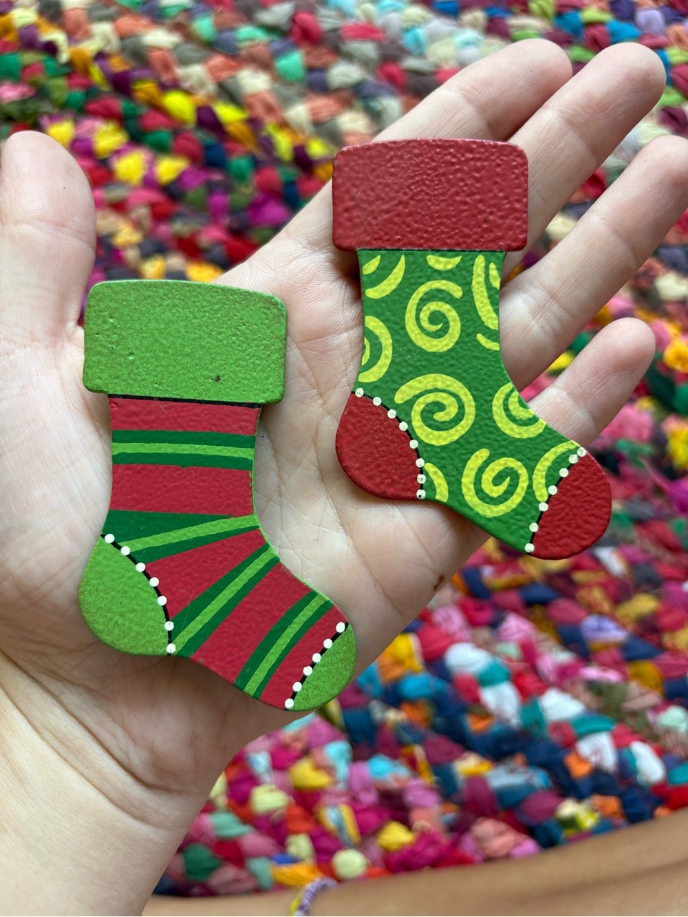 ROEDA HAND-PAINTED METAL CHRISTMAS STOCKINGS MAGNET